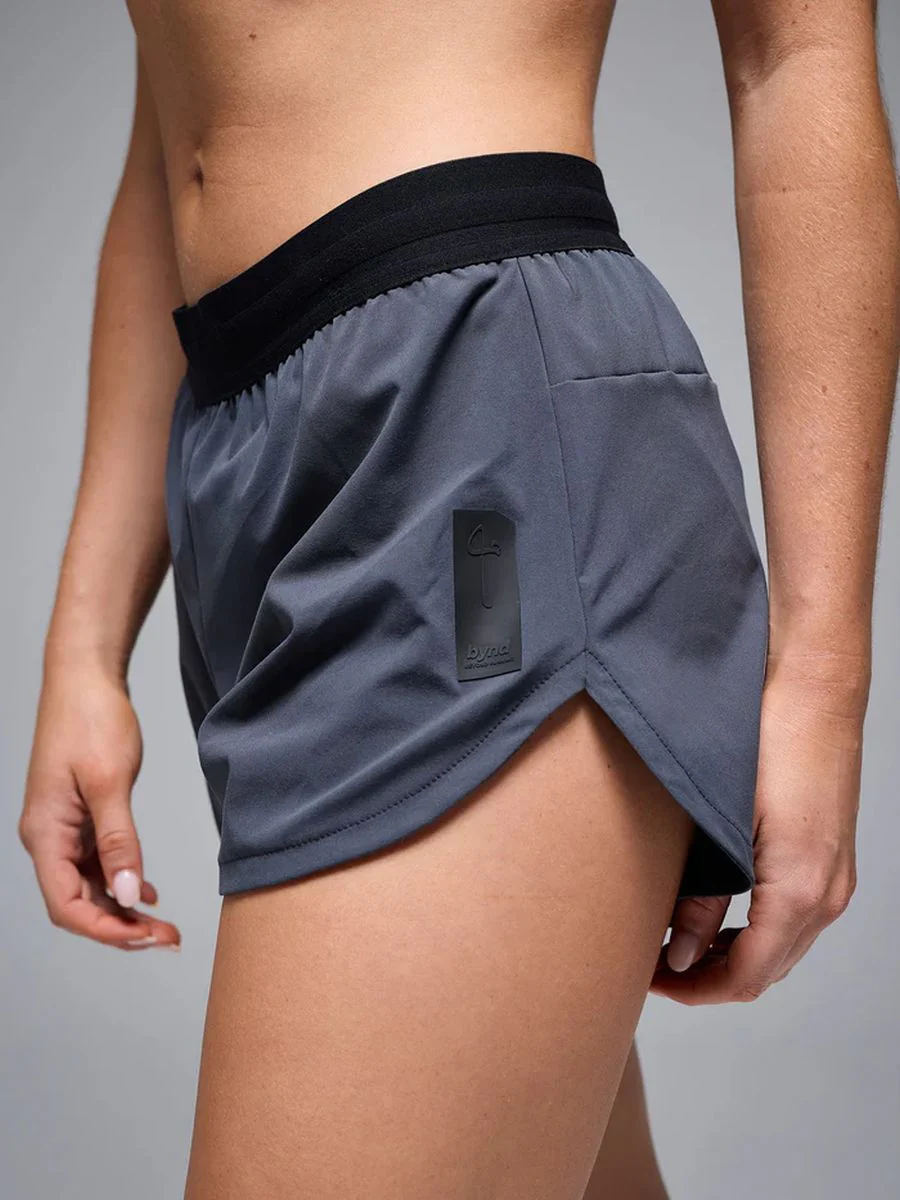 Pantaloneta Running Mujer Givelo BYND 3" Gris Oscuro - Imagen 6