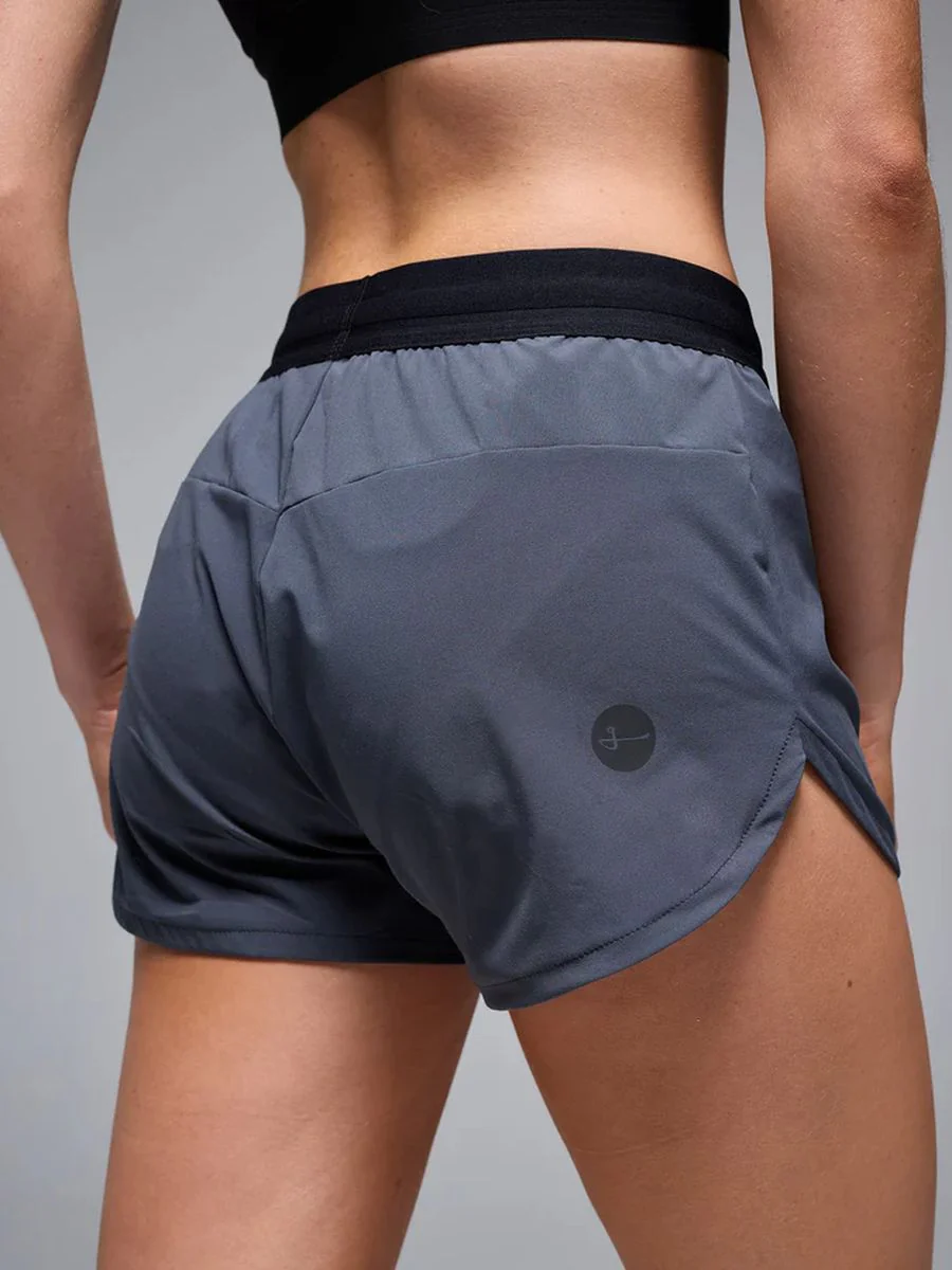 Pantaloneta Running Mujer Givelo BYND 3" Gris Oscuro - Imagen 7