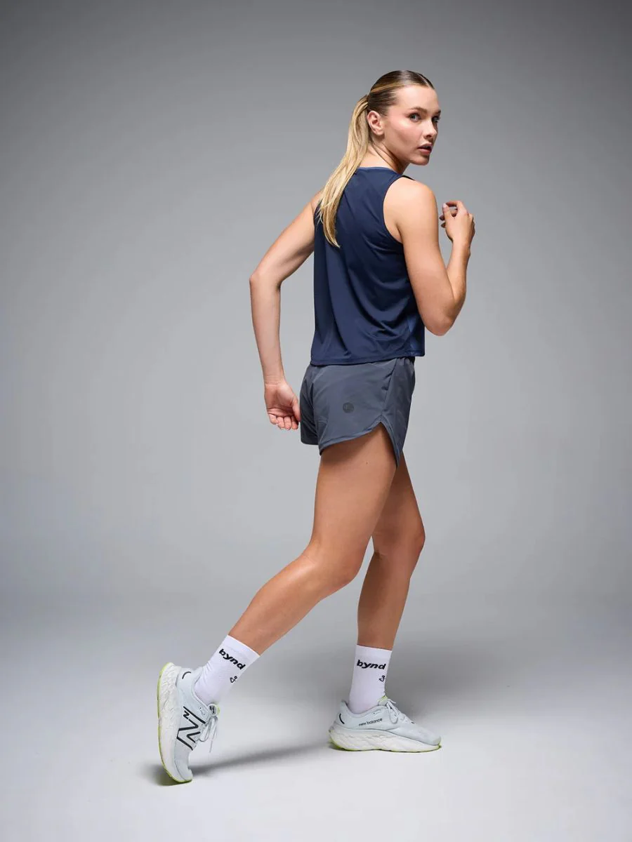 Pantaloneta Running Mujer Givelo BYND 3" Gris Oscuro - Imagen 3